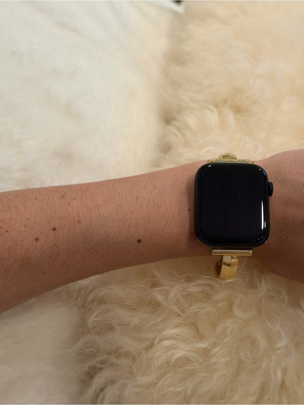 Apple Watch SE with adjustable gold band